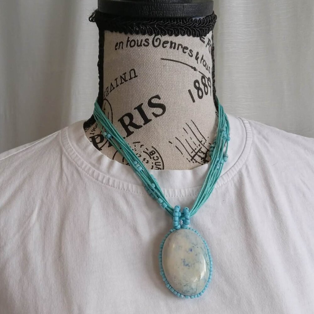 Beatuful 1970's polished stones cords necklace in ocean tones